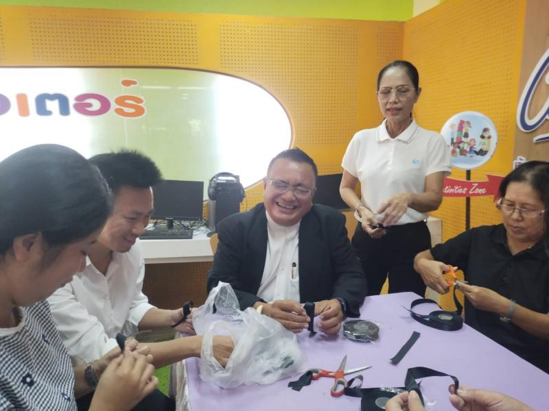 2. กิจกรรมสอนทำริบบิ้นไว้อาลัย