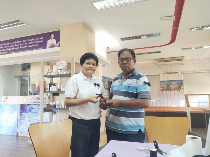 6. กิจกรรมสอนทำริบบิ้นไว้อาลัย