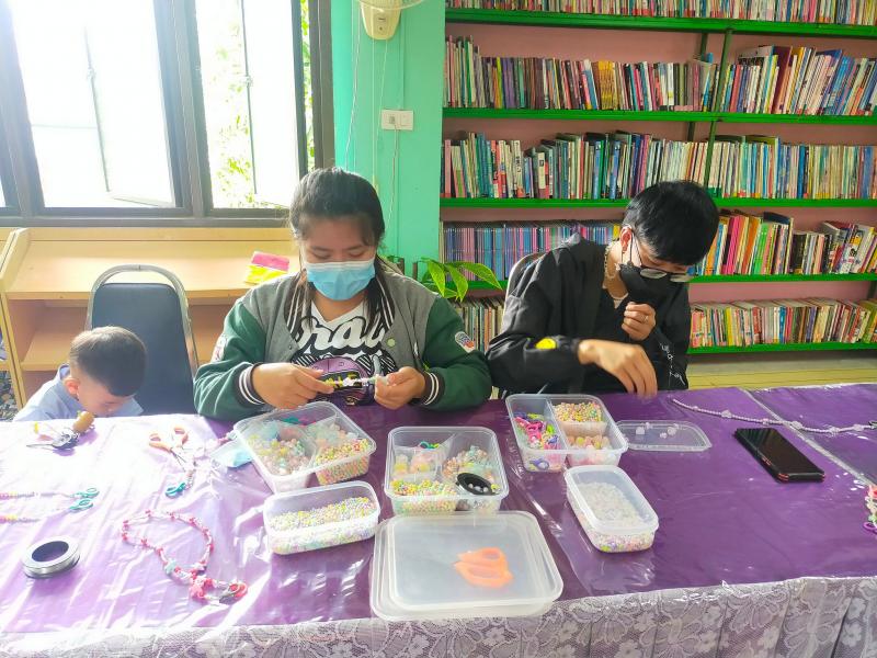 2. กิจกรรมสายคล้องแมสสื่อรักต้อนรับวันวาเลนไทน์