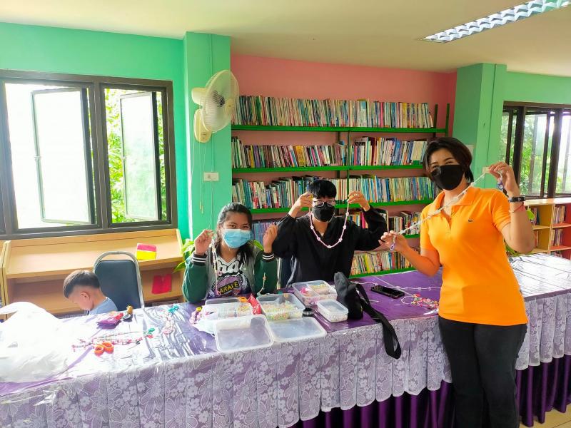 4. กิจกรรมสายคล้องแมสสื่อรักต้อนรับวันวาเลนไทน์