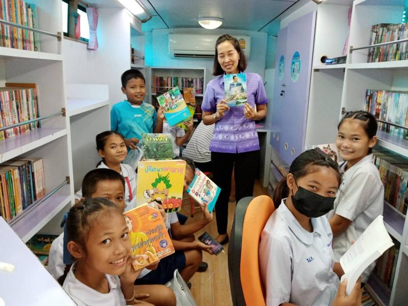 2. ห้องสมุดประชาชนอำเภอคลองขลุงออกหน่วยบริการเคลื่อนที่ส่งเสริมการอ่าน