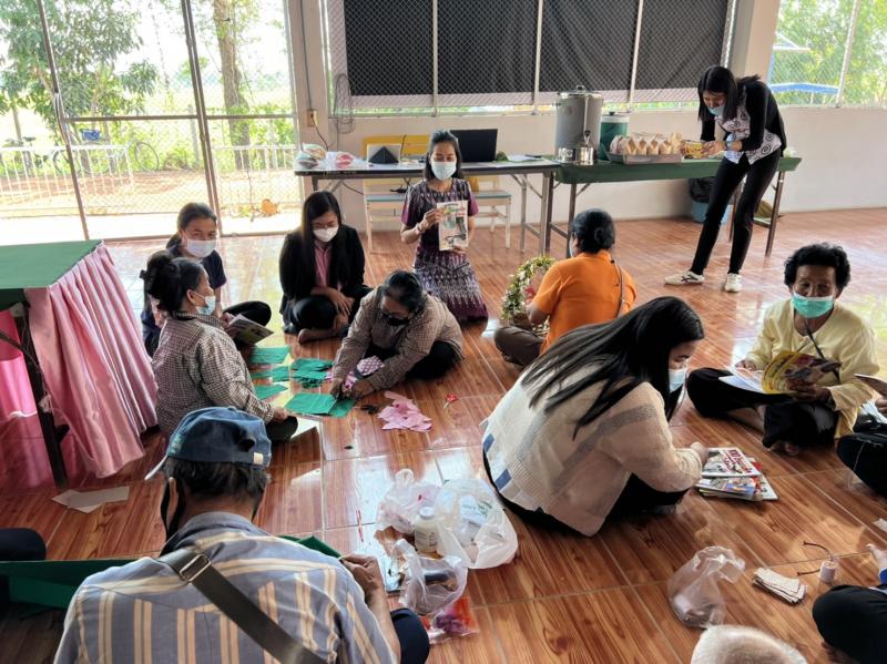 2. กิจกรรมส่งเสริมการอ่านเคลื่อนที่ กลุ่มการทำของชำร่วย ตำบลแม่ลาด