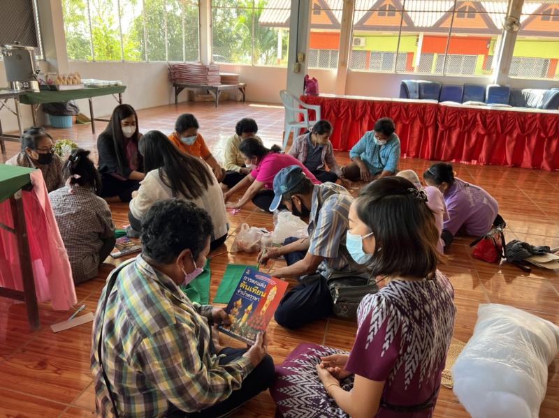 3. กิจกรรมส่งเสริมการอ่านเคลื่อนที่ กลุ่มการทำของชำร่วย ตำบลแม่ลาด