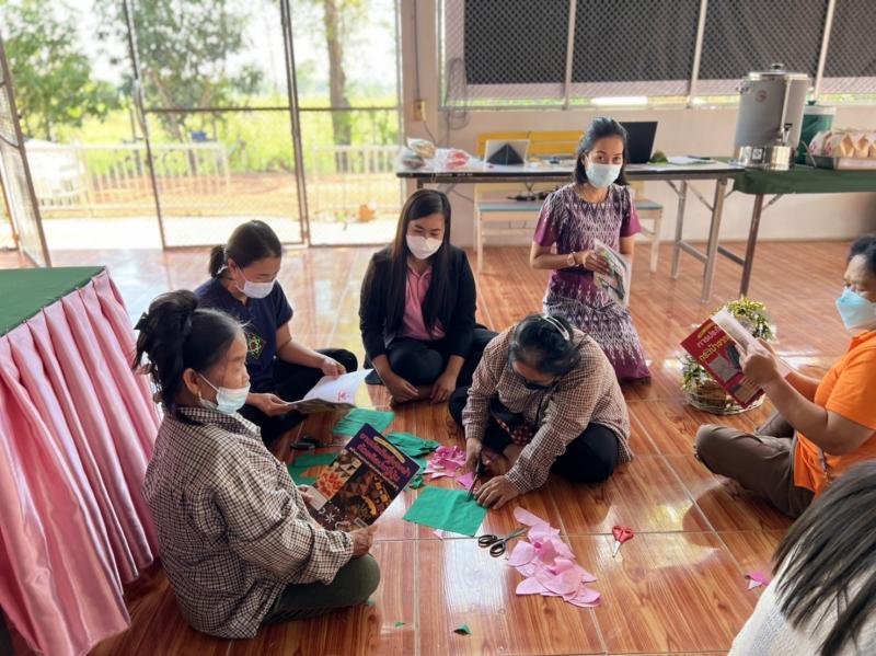 4. กิจกรรมส่งเสริมการอ่านเคลื่อนที่ กลุ่มการทำของชำร่วย ตำบลแม่ลาด