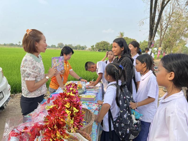 4. วันที่ 19 กุมภาพันธ์ 2568 กิจกรรมส่งเสริมการอ่านห้องสมุดเคลื่อนที่สำหรับชาวตลาด ตำบลแม่ลาด