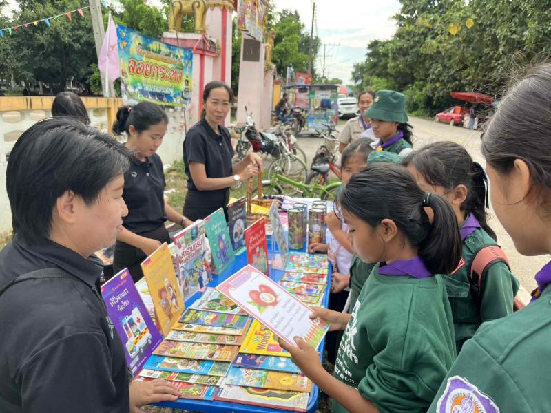 8. วันที่ 19 พฤศจิกายน 2568 กิจกรรมส่งเสริมการอ่านห้องสมุดเคลื่อนที่สำหรับชาวตลาด ตำบลแม่ลาด
