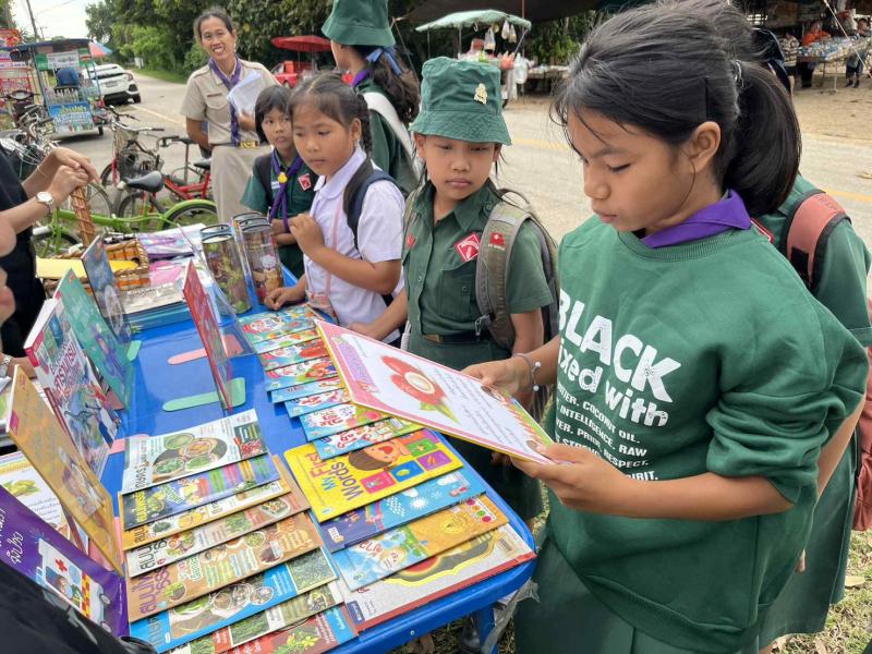 10. วันที่ 19 พฤศจิกายน 2568 กิจกรรมส่งเสริมการอ่านห้องสมุดเคลื่อนที่สำหรับชาวตลาด ตำบลแม่ลาด