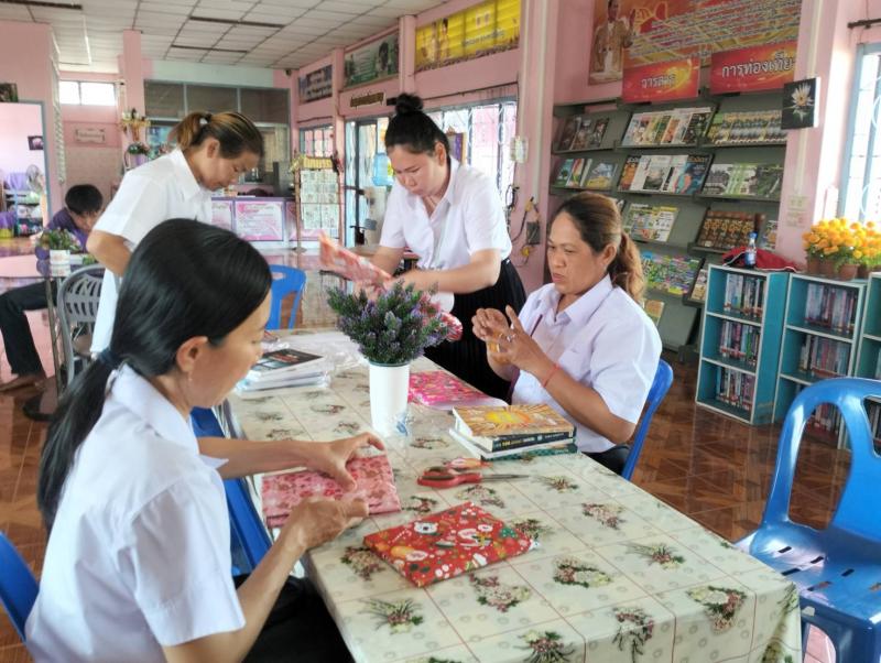 2. วันที่ 24 ธันวาคม 2568 กิจกรรมห่อหนังสือเป็นของขวัญ 