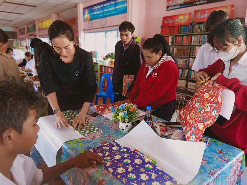 2. วันที่ 24 ธันวาคม 2568 กิจกรรมห่อหนังสือเป็นของขวัญ 