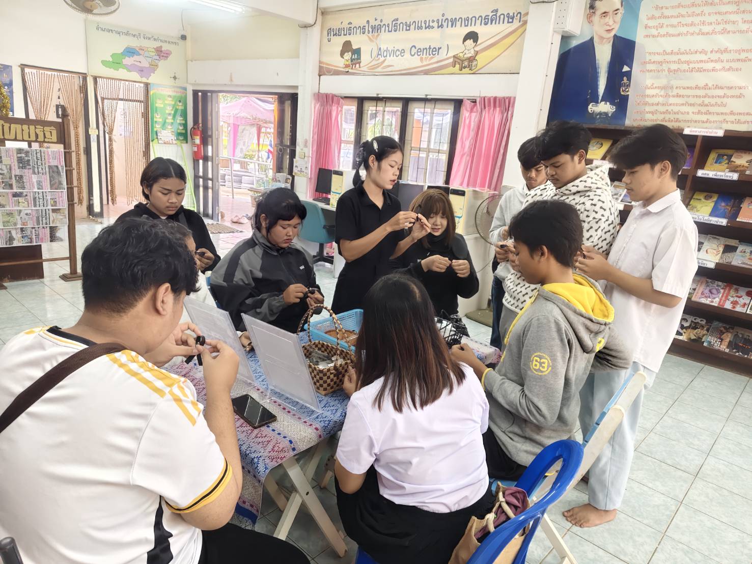 จัดกิจกรรมจิตอาสา สอนทำริบบิ้นดำ“ถวายความอาลัย จัดกิจกรรมจิตอาสา สอนทำริบบิ้นดำ“ถวายความอาลัย