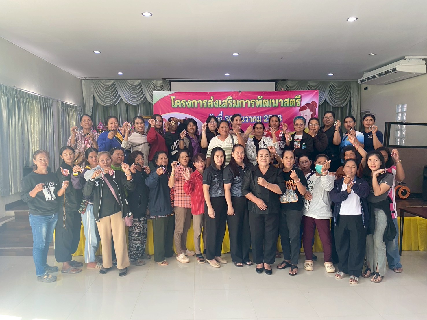 เป็นวิทยากร สอนการร้อยสร้อยข้อมือลูกปัดและการทำริบบิ้นไว้อาลัย เป็นวิทยากร สอนการร้อยสร้อยข้อมือลูกปัดและการทำริบบิ้นไว้อาลัย