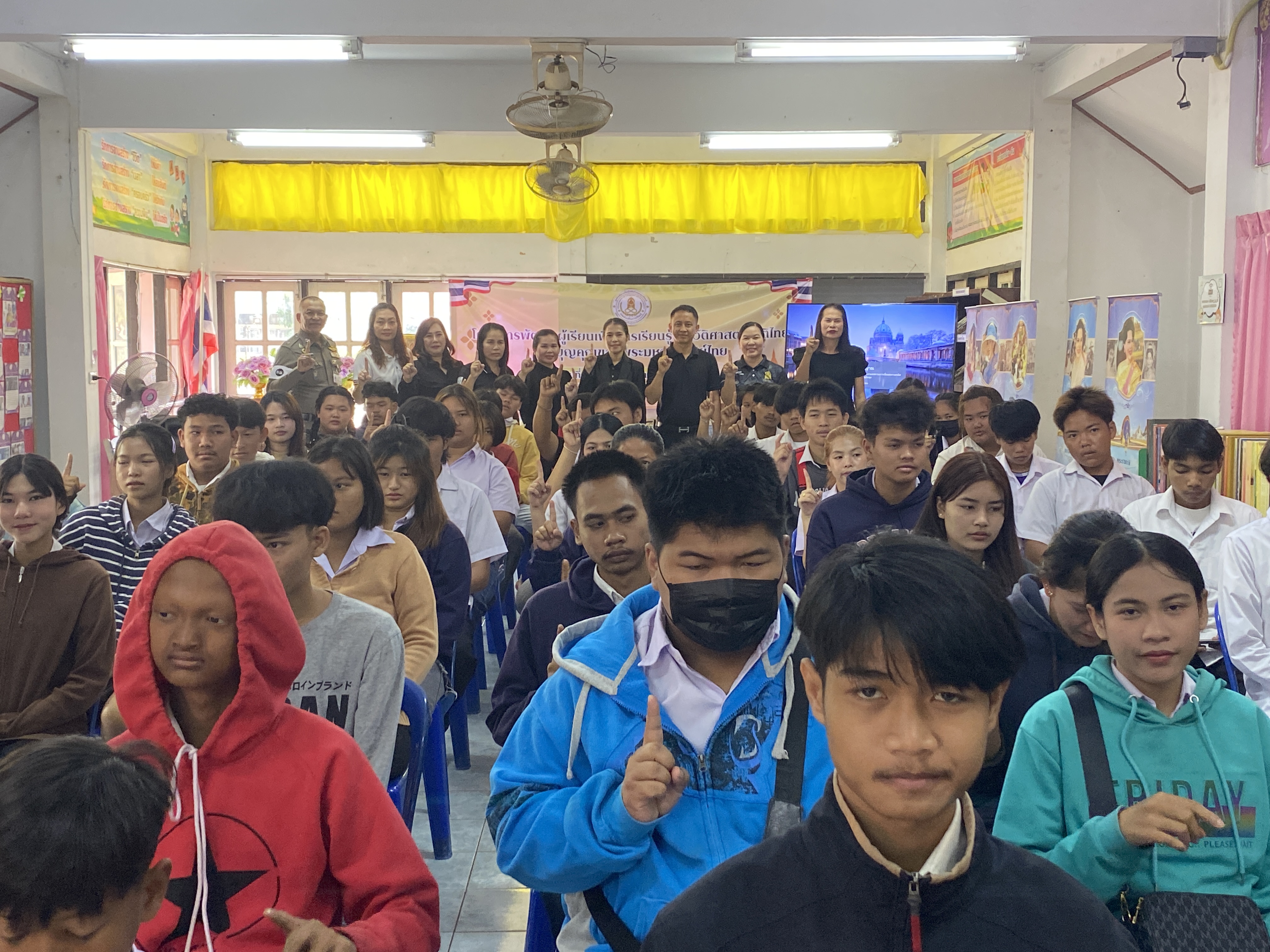 โครงการพัฒนาผู้เรียนเพื่อการเรียนรู้ประวัติศาสตร์ และบุญคุณของพระมหากษัตริย์ไทย รุ่นที่ 1 โครงการพัฒนาผู้เรียนเพื่อการเรียนรู้ประวัติศาสตร์ และบุญคุณของพระมหากษัตริย์ไทย รุ่นที่ 1