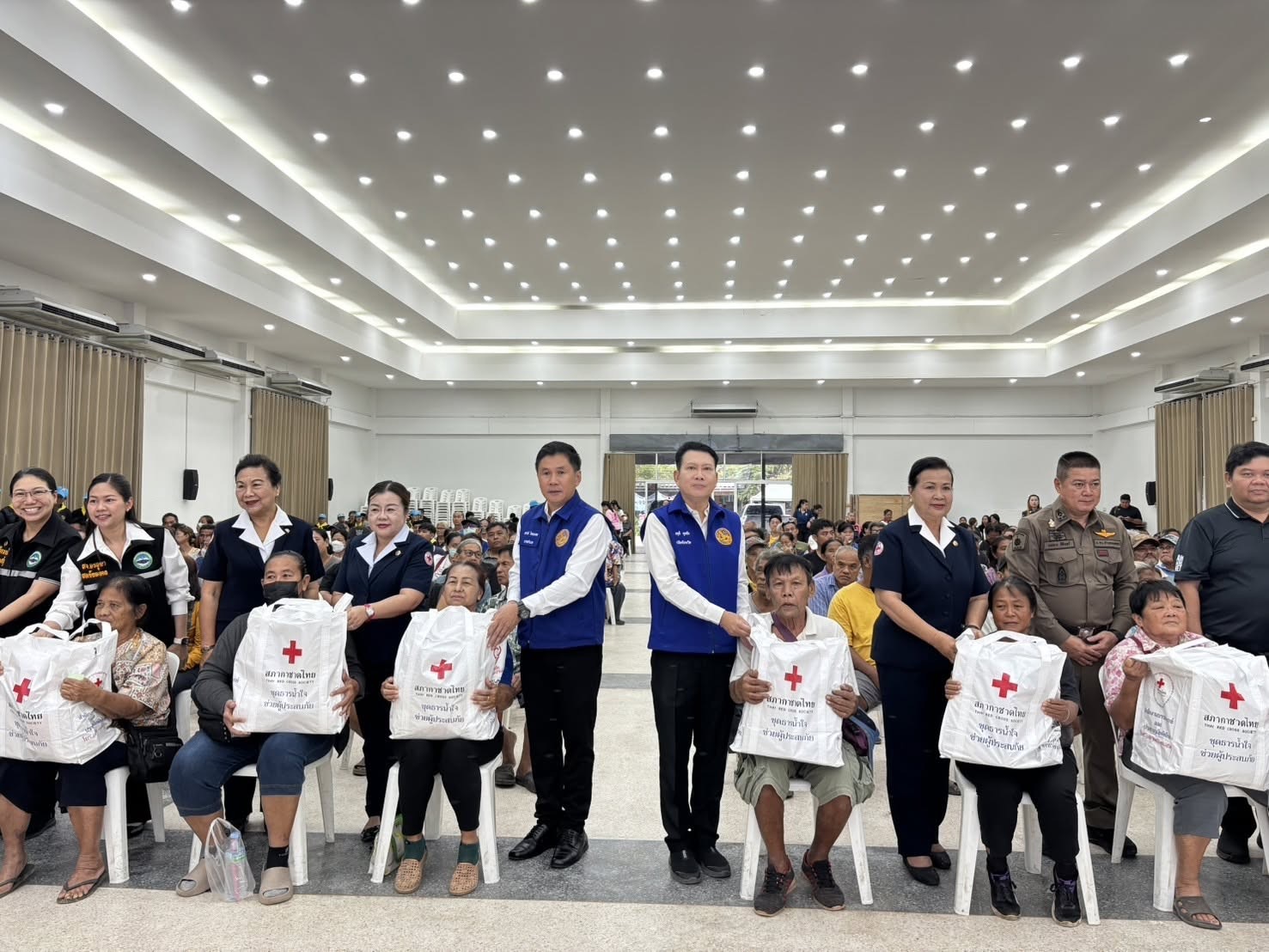 เข้าร่วมพิธีมอบถุงยังชีพ ชุดธารน้ำใจสภากาชาดไทย จากสำนักงานบรรเทา และประชานามัยพิทักษ์ สภากาชาดไทย 