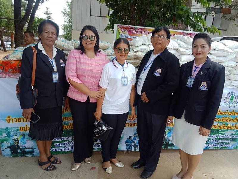 5. สุขใจที่ได้ช่วยมอบ สิ่งของ ข้าวสาร อาหารแห้ง ให้ผู้ประสบภัยน้ำท่วมจังหวัดอุบลราชธานี