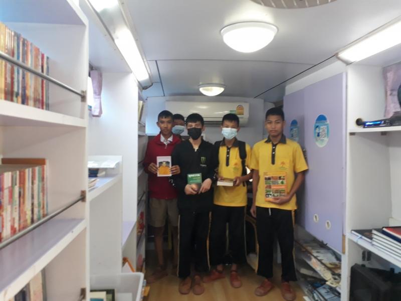 8. กิจกรรมห้องสมุดเคลื่อนที่ 