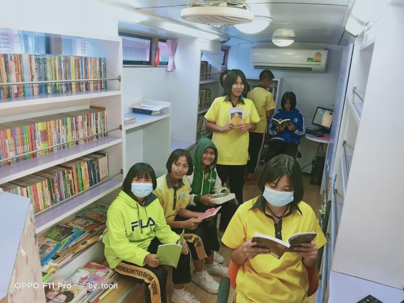 9. กิจกรรมห้องสมุดเคลื่อนที่ 