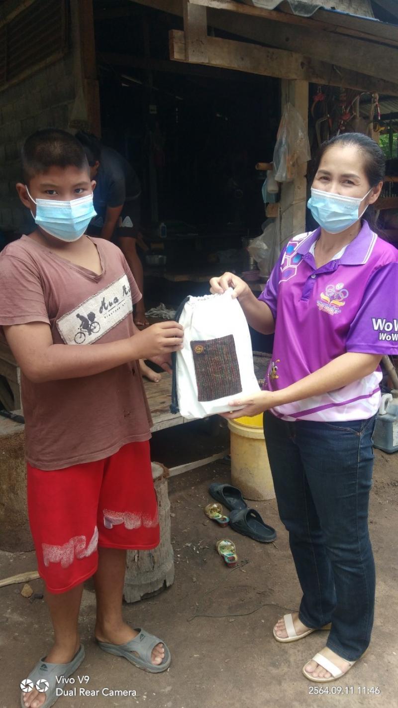 2. ครู กศน.ตำบลวังหามแห มอบกระเป๋าเป้หนังสือ