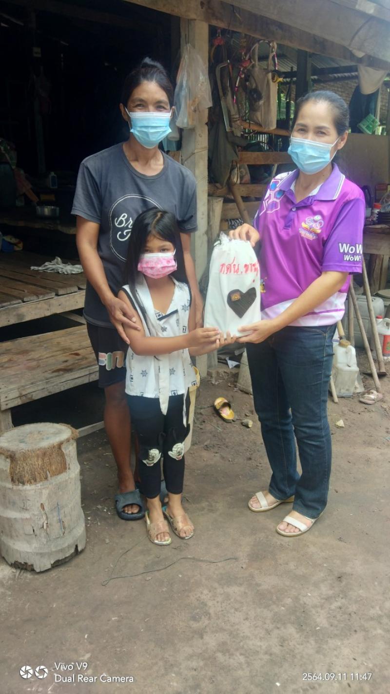 3. ครู กศน.ตำบลวังหามแห มอบกระเป๋าเป้หนังสือ