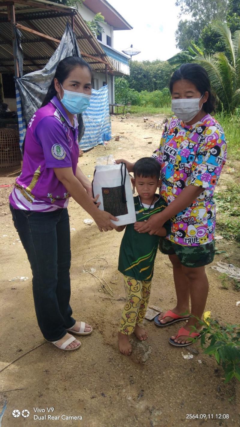 4. ครู กศน.ตำบลวังหามแห มอบกระเป๋าเป้หนังสือ