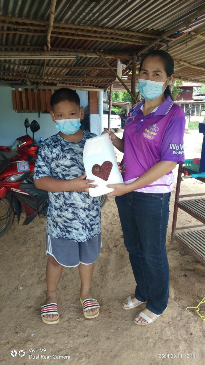 5. ครู กศน.ตำบลวังหามแห มอบกระเป๋าเป้หนังสือ