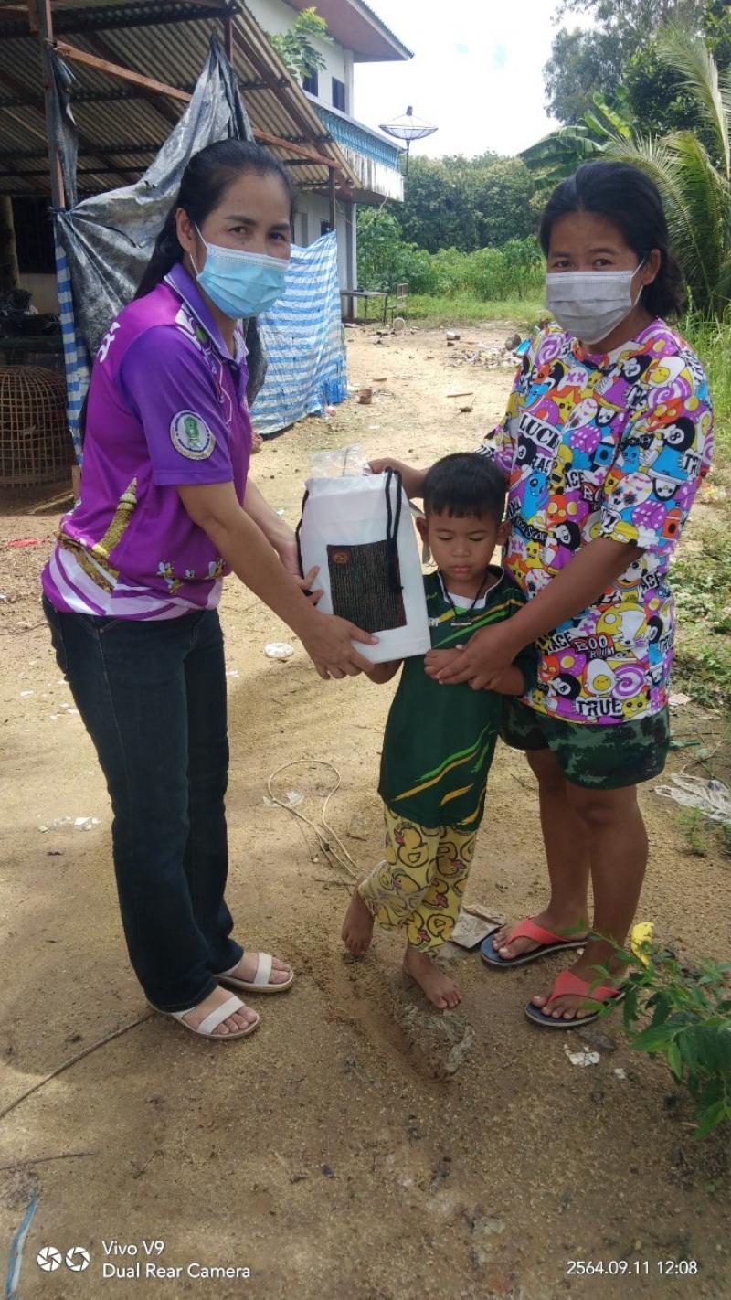 6. ครู กศน.ตำบลวังหามแห มอบกระเป๋าเป้หนังสือ