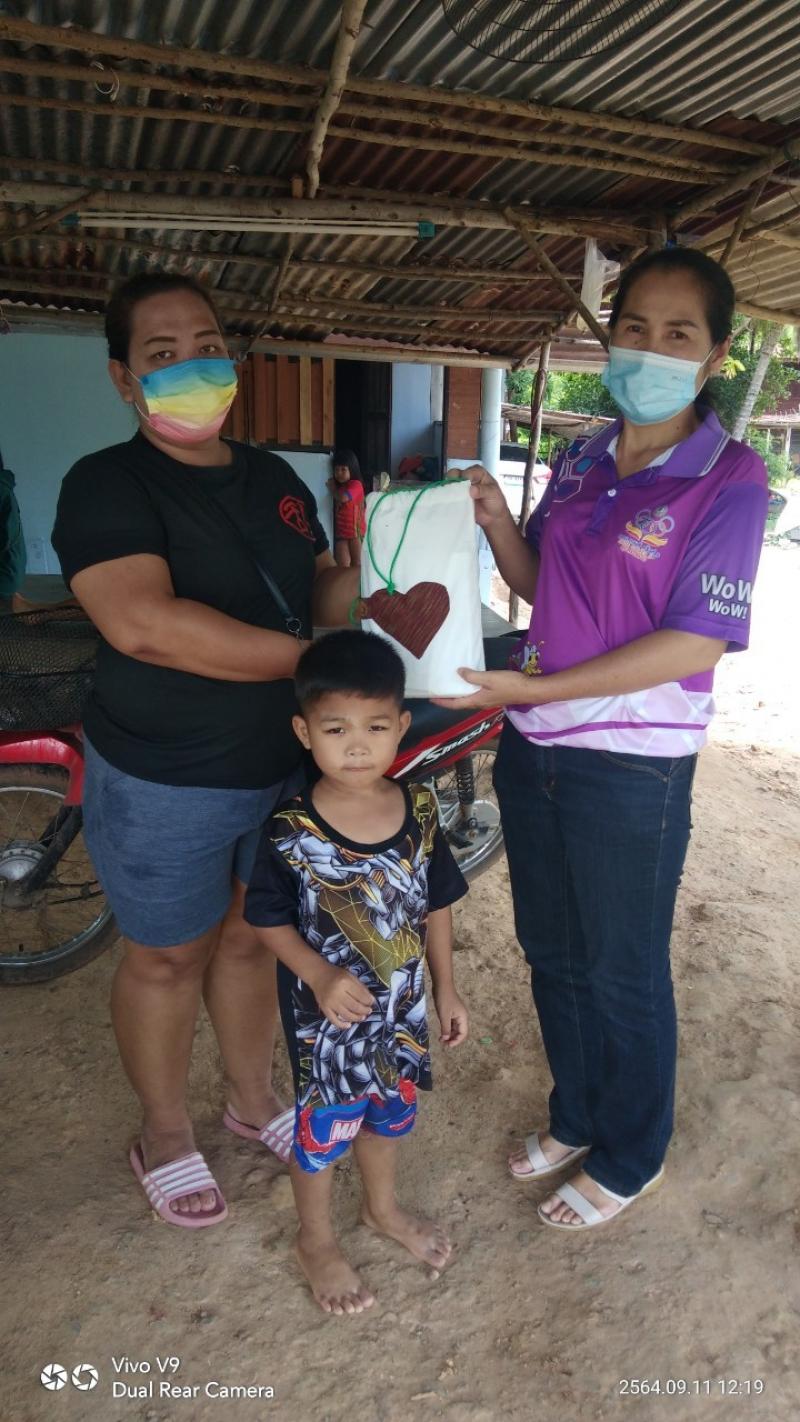 7. ครู กศน.ตำบลวังหามแห มอบกระเป๋าเป้หนังสือ