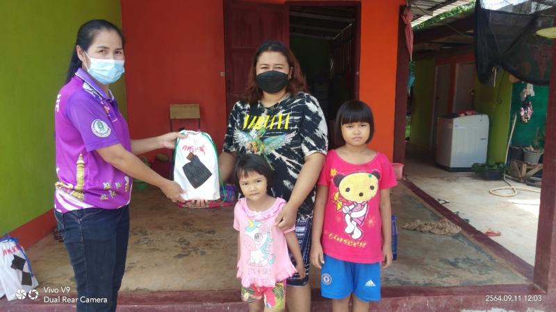 8. ครู กศน.ตำบลวังหามแห มอบกระเป๋าเป้หนังสือ