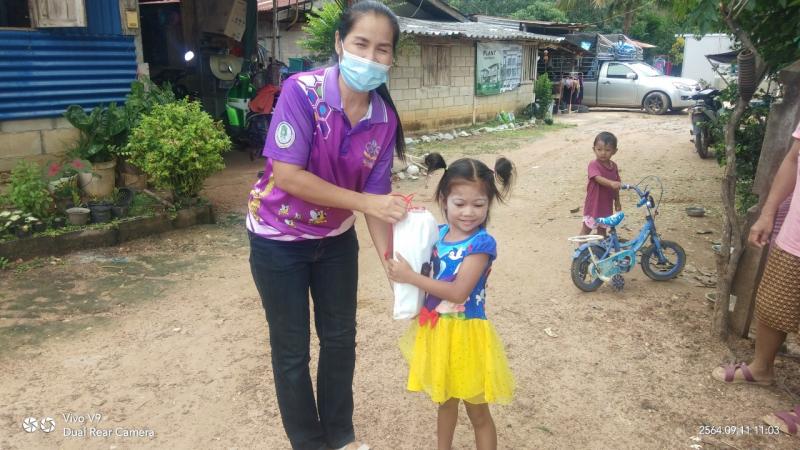 9. ครู กศน.ตำบลวังหามแห มอบกระเป๋าเป้หนังสือ