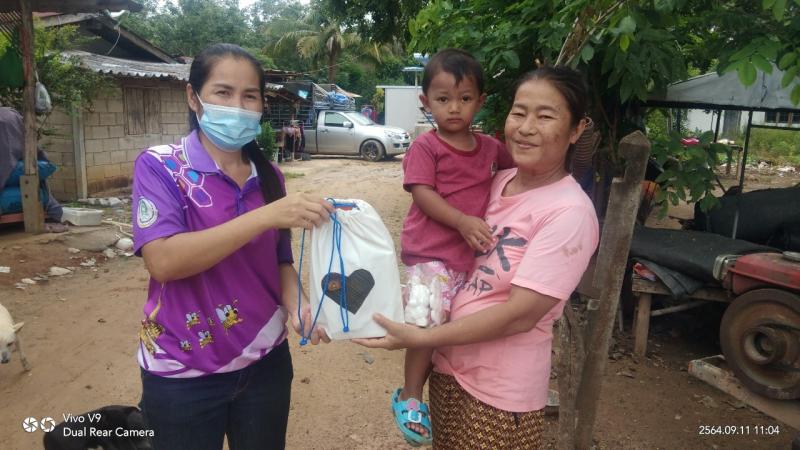 10. ครู กศน.ตำบลวังหามแห มอบกระเป๋าเป้หนังสือ