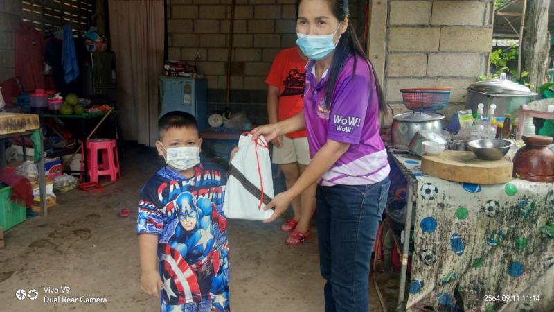 11. ครู กศน.ตำบลวังหามแห มอบกระเป๋าเป้หนังสือ