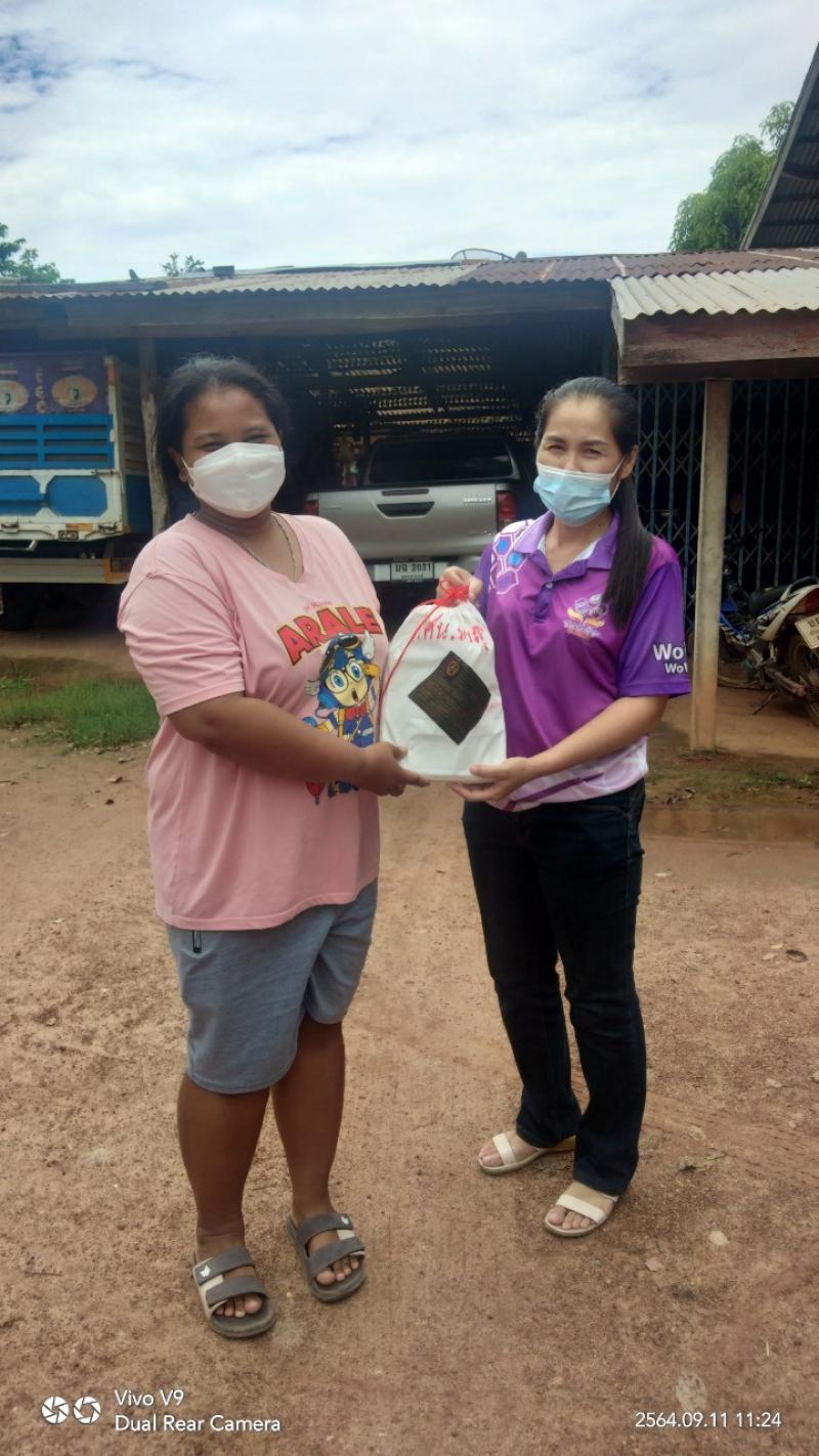 12. ครู กศน.ตำบลวังหามแห มอบกระเป๋าเป้หนังสือ