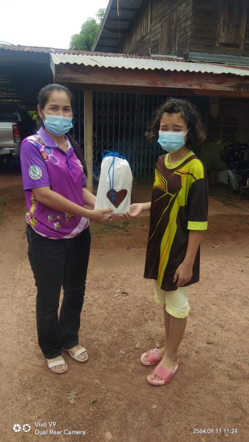 13. ครู กศน.ตำบลวังหามแห มอบกระเป๋าเป้หนังสือ