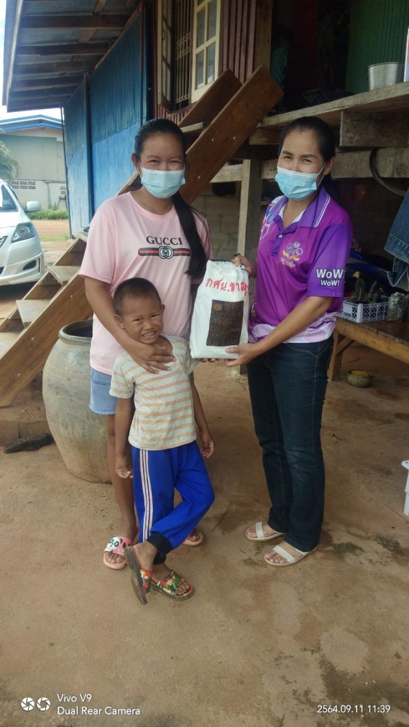 17. ครู กศน.ตำบลวังหามแห มอบกระเป๋าเป้หนังสือ