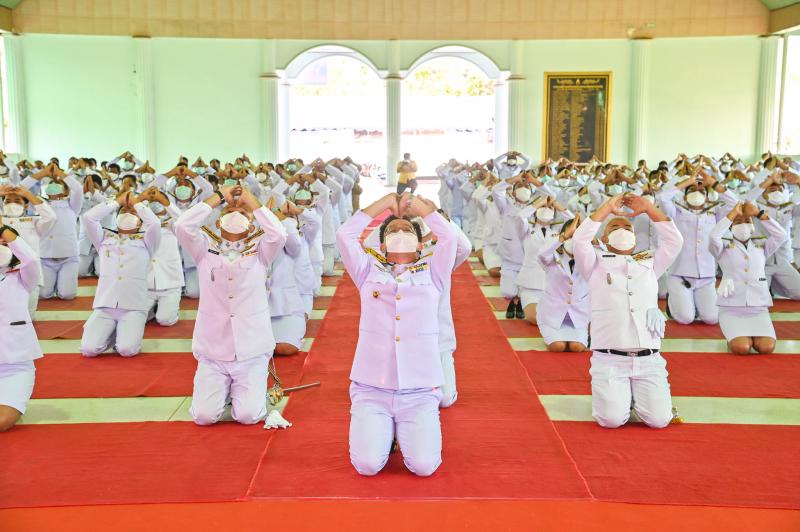 2.  พิธีถวายพานพุ่มดอกไม้และพิธีถวายบังคม