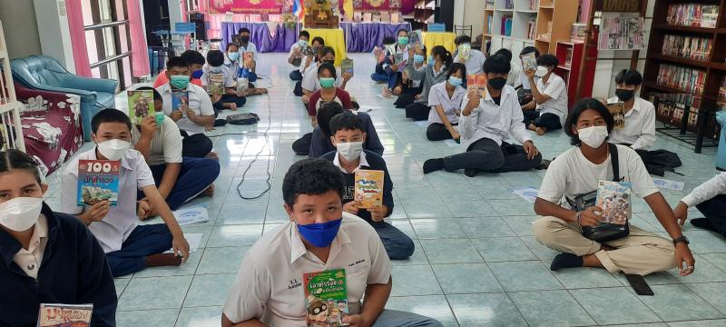 9. อ่านหนังสือดีและส่งต่อ