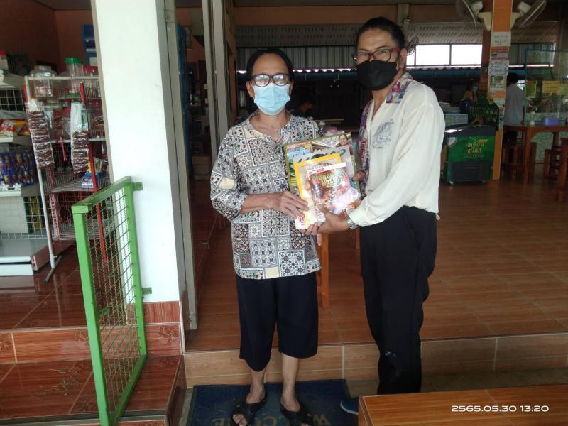 5. มอบหนังสือหมุนให้กับบ้านหนังสือชุมชนบ้านหาดชะอม หมู่ 1  ต.แสนตอ