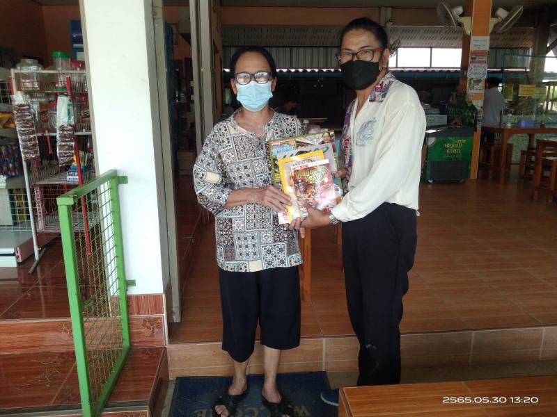6. มอบหนังสือหมุนให้กับบ้านหนังสือชุมชนบ้านหาดชะอม หมู่ 1  ต.แสนตอ
