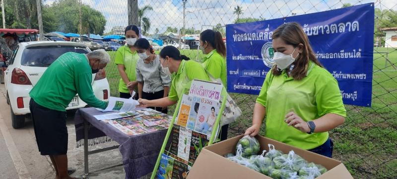 3. กศน.ขาณุฯ บุกตลาด เดินแจกความรู้  