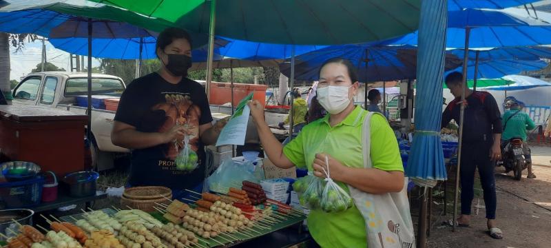 6. กศน.ขาณุฯ บุกตลาด เดินแจกความรู้  