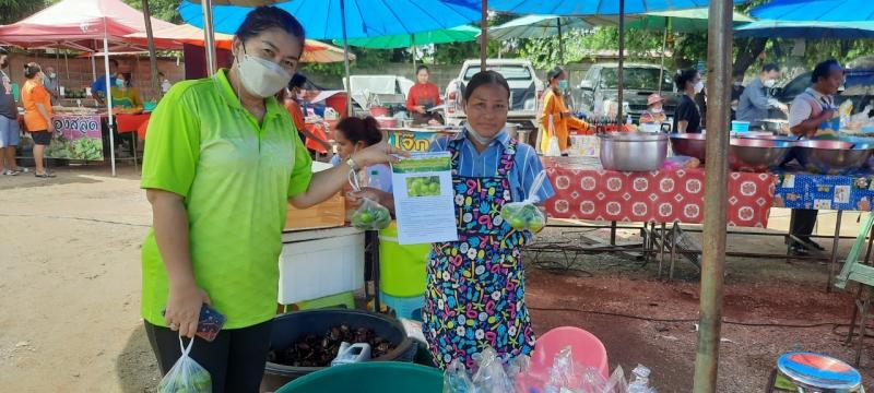 9. กศน.ขาณุฯ บุกตลาด เดินแจกความรู้  