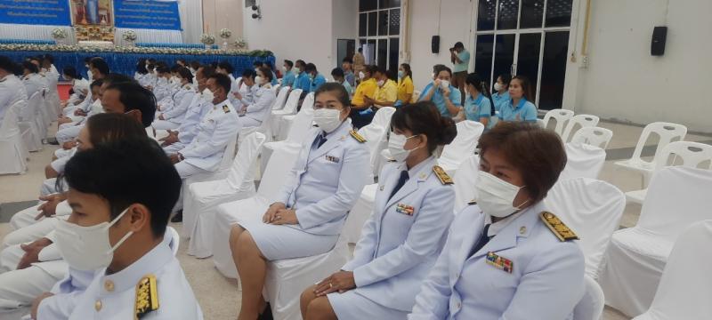 10. ร่วมพิธีทำบุญตักบาตรถวายพระราชกุศล