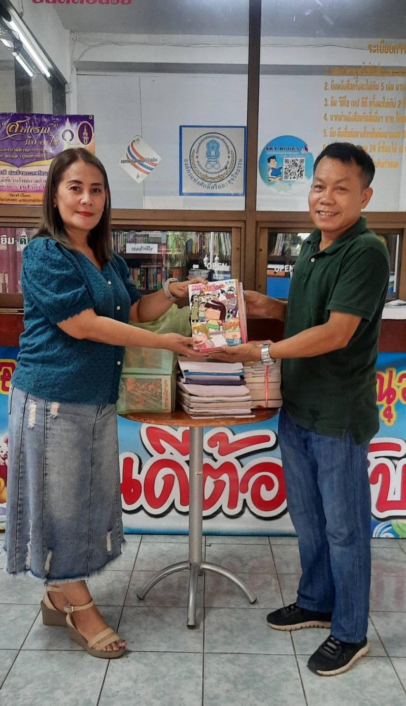 2. มอบหนังสือให้กับภาคีเครือข่ายองค์การบริหารส่วนตำบลโค้งไผ่