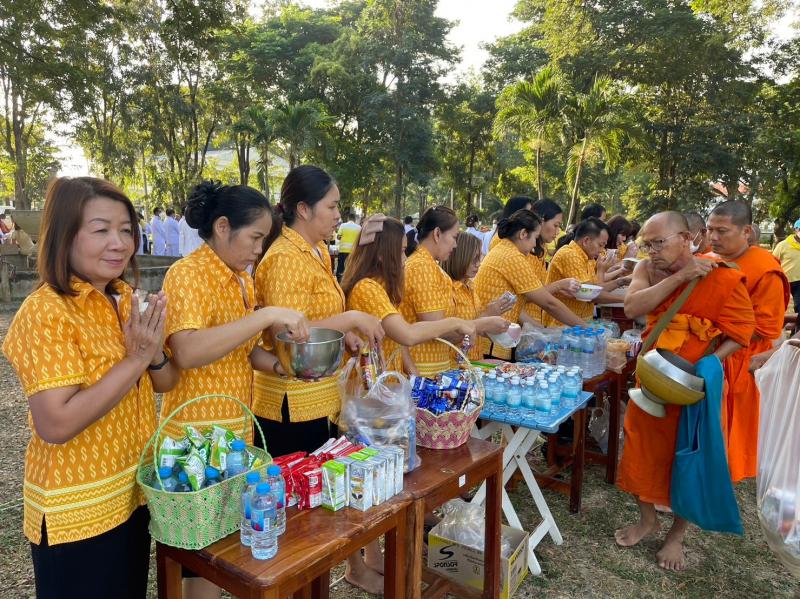 11. สกร.อำเภอขาณุวรลักษบุรี ร่วมพฺิธีเจริญพระพุทธมนต์และทำบุญตักบาตร ถวายพระราชกุศล
