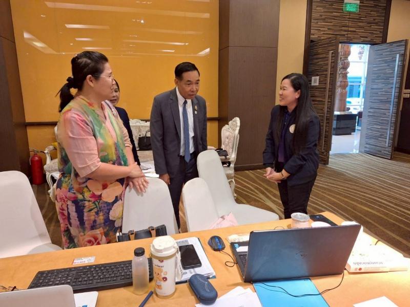 2. เข้าร่วมประชุมเชิงปฏิบัติการพัฒนาหลักสูตรการเรียนรู้เพื่อพัฒนาตนเองด้านอาชีพให้สอดคล้องกับมาตรฐานวิชาชีพ