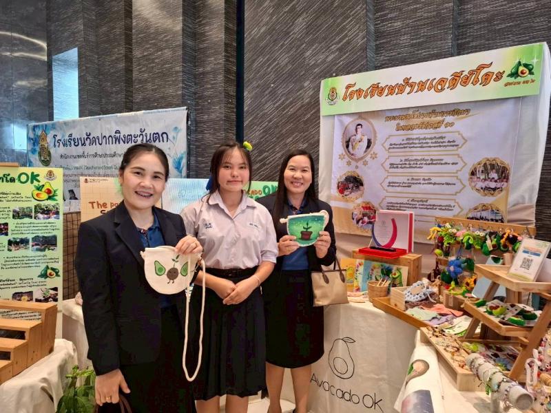 4. รับมอบเกียรติบัตร สถานศึกษา และครูผู้มีผลงานที่เป็นแบบอย่างที่ดี (Best Practice)