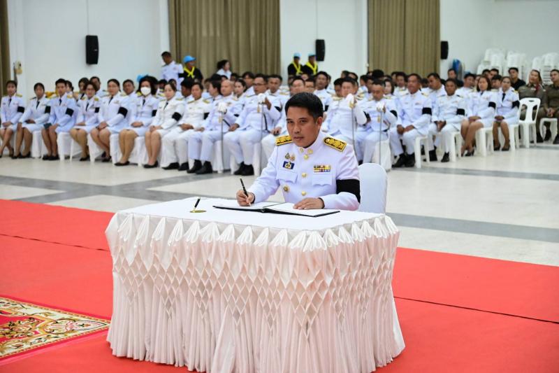 2. เข้าร่วมพิธีสรงน้ำพระบรมศพเบื้องหน้า พระฉายาลักษณ์เพื่อเป็นการถวายพระเกียรติยศ และแสงความอาลัยต่อ สมเด็จพระนางเจ้าสิริกิติ์ พระบรมราชินีนาถ พระบรมราชชนนีพันปีหลวง 