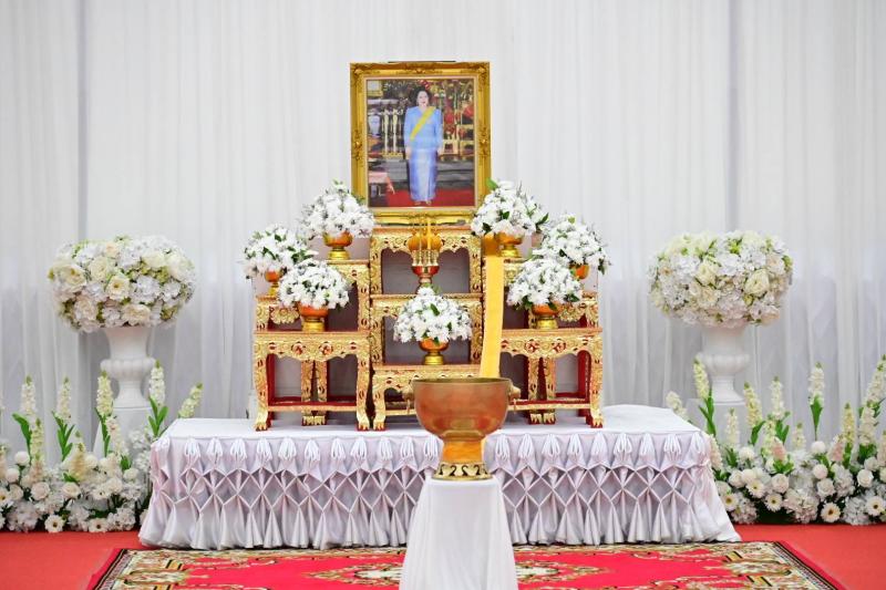 3. เข้าร่วมพิธีสรงน้ำพระบรมศพเบื้องหน้า พระฉายาลักษณ์เพื่อเป็นการถวายพระเกียรติยศ และแสงความอาลัยต่อ สมเด็จพระนางเจ้าสิริกิติ์ พระบรมราชินีนาถ พระบรมราชชนนีพันปีหลวง 