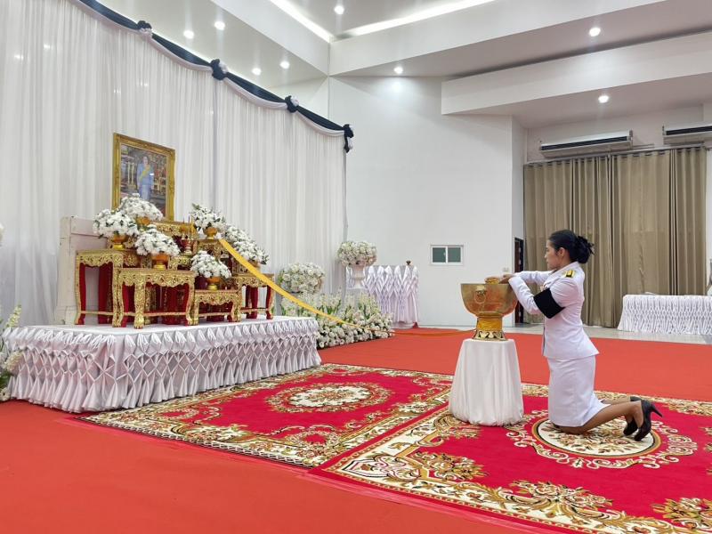 5. เข้าร่วมพิธีสรงน้ำพระบรมศพเบื้องหน้า พระฉายาลักษณ์เพื่อเป็นการถวายพระเกียรติยศ และแสงความอาลัยต่อ สมเด็จพระนางเจ้าสิริกิติ์ พระบรมราชินีนาถ พระบรมราชชนนีพันปีหลวง 