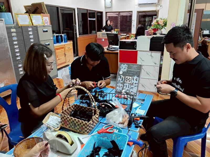 2. กิจกรรม สกร.จิตอาสาร่วมทำริบบิ้น