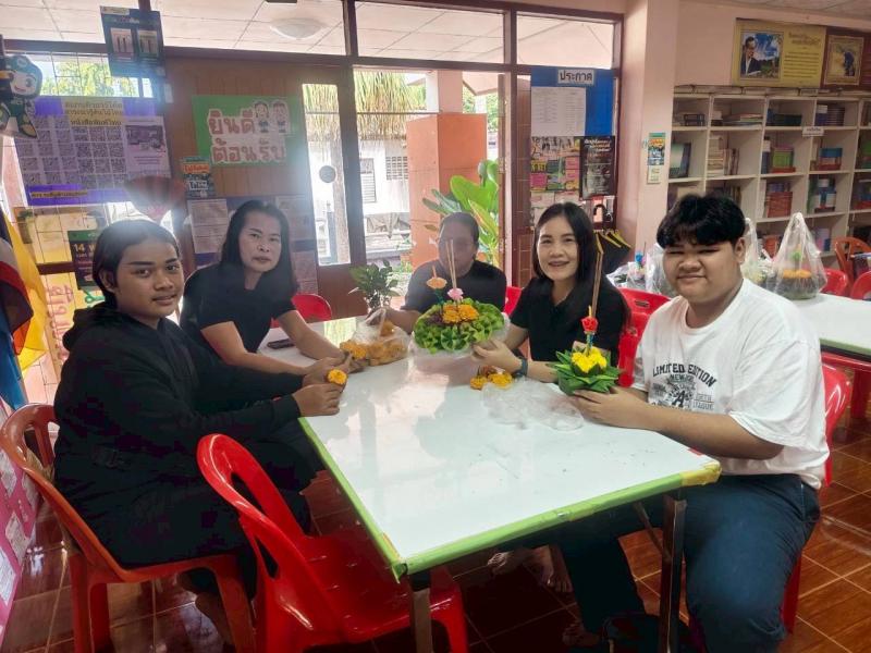 1. ประดิษฐ์กระทงจากวัสดุธรรมชาติเพื่อนำไปถวายวัด